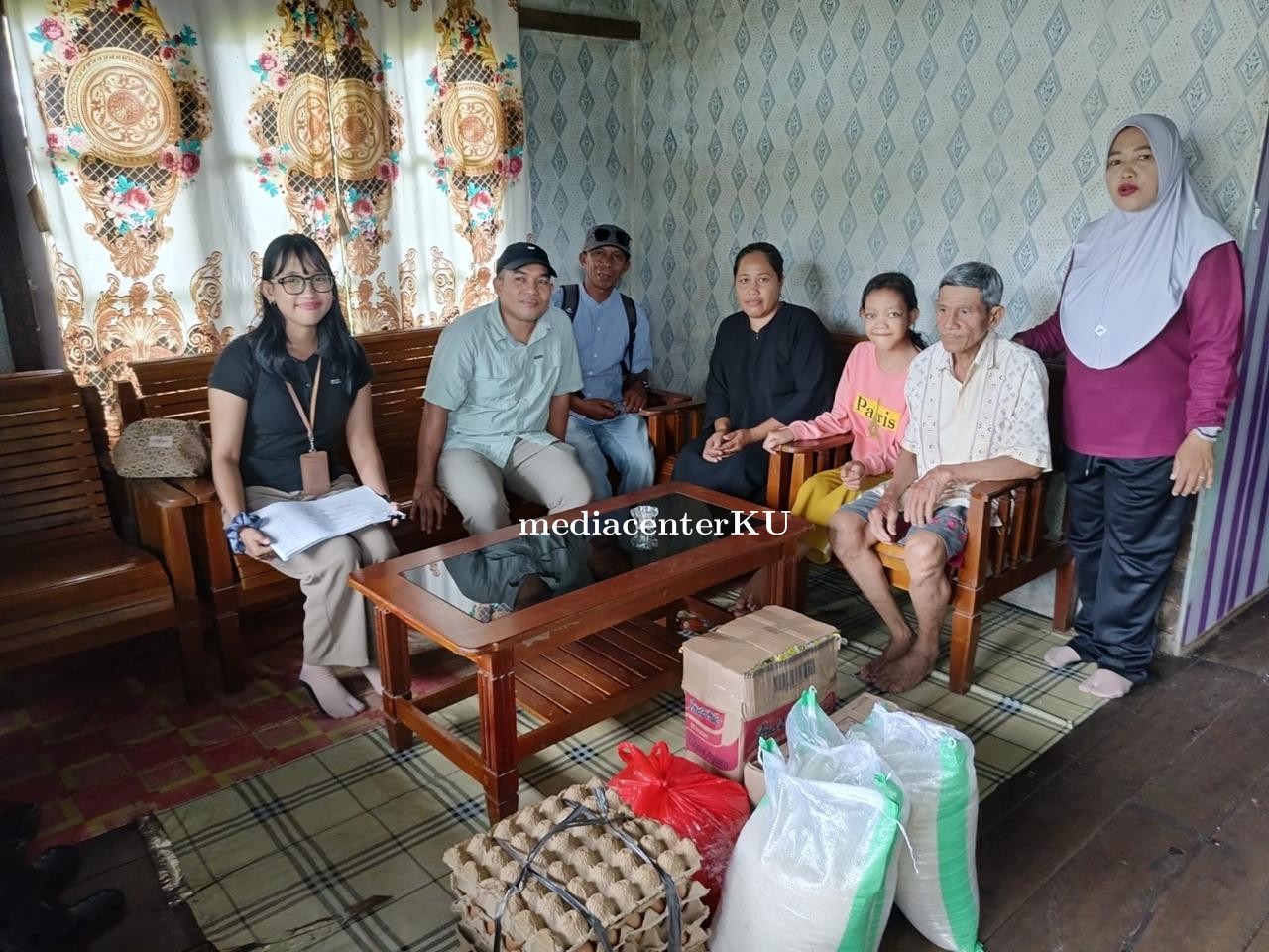 Dinas SP3APMD Kayong Utara Salurkan Bantuan Sosial ke Penyandang Disabilitas di Tiga Desa