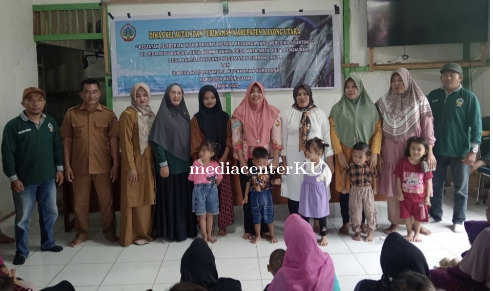 DKP Kayong Utara Gelar Pembagian Ikan Konsumsi bagi Keluarga Berisiko Stunting di Desa Mata-Mata