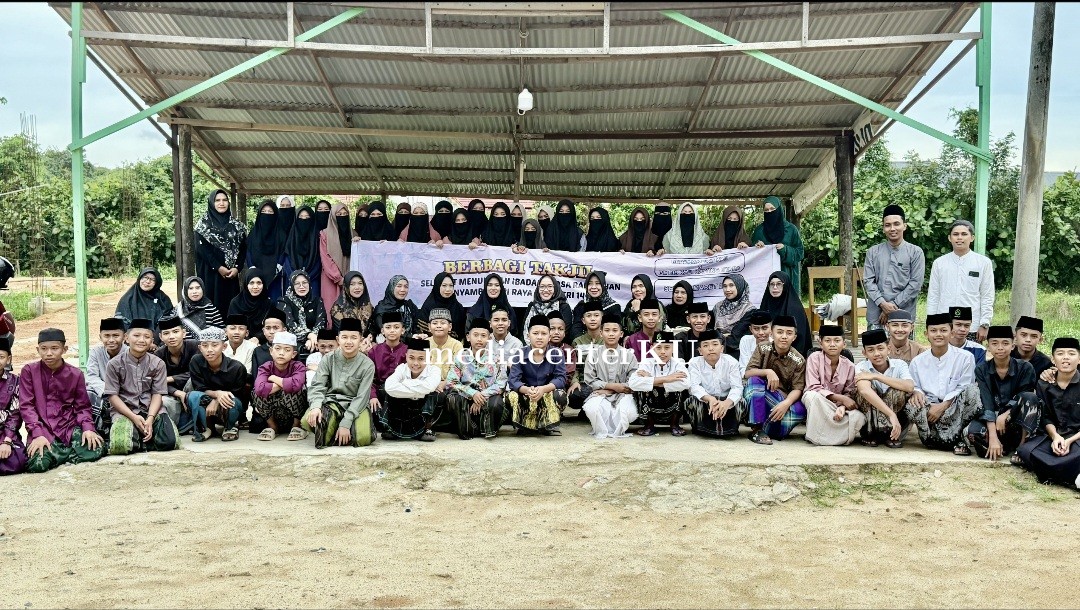 DWP Kayong Utara Bazar Sembako Murah dan Bagikan Takjil untuk Santri Ponpes Darul Hikam