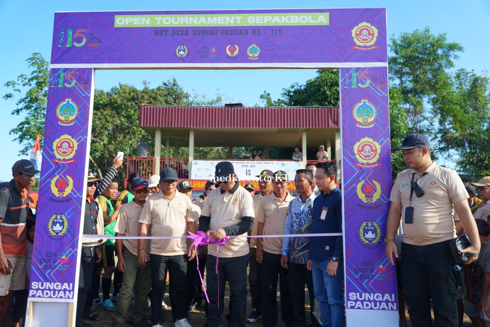 Buka Open Turnamen Sepak Bola Sungai Paduan, Pj Bupati Alfian: Kalah Atau Menang Bukan Persoalan