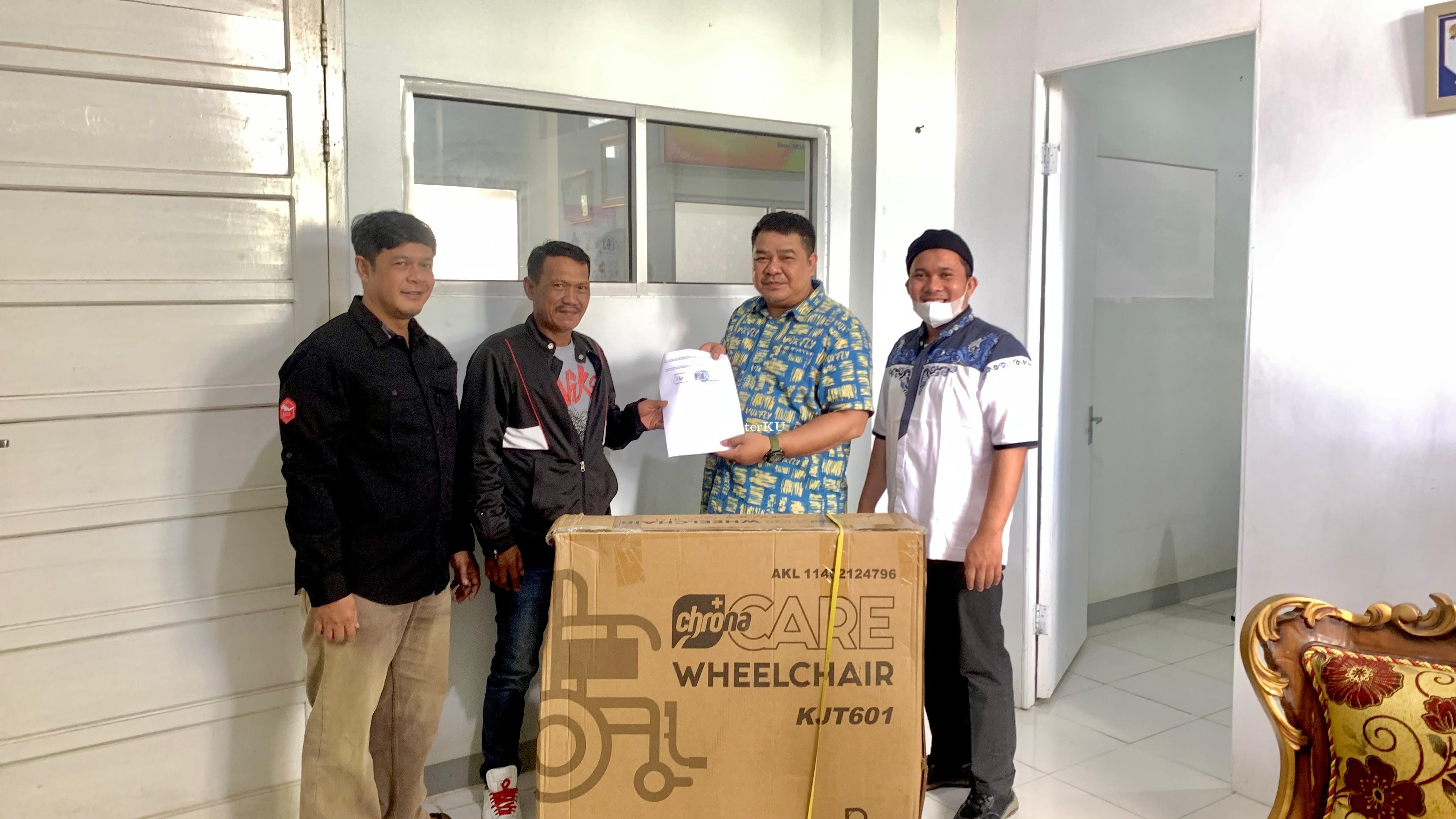 Penyerahan Bantuan Sosial Untuk Penyandang Disabilitas di Kayong Utara