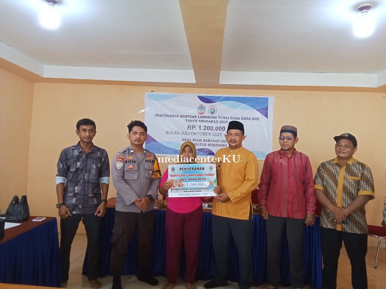 Camat Sukadana Wakili Bupati Kayong Utara Serahkan BLT Dana Desa di Desa Riam Berasap