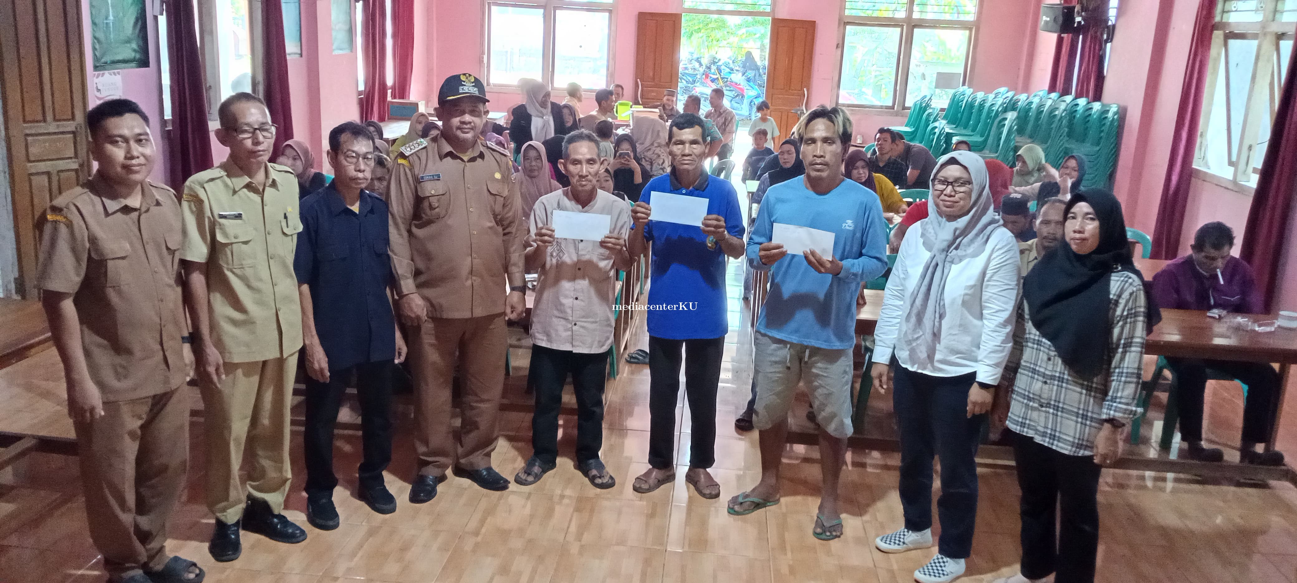 Penyaluran Bantuan 2025 di Desa Pampang Harapan Dukung Visi Bupati Romi Wijaya