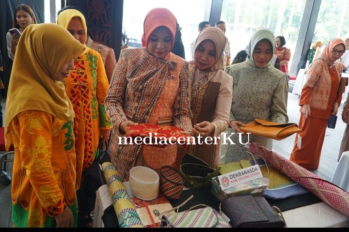 Hadiri Rakerda 2024, Dekranasda Kayong Utara Tampilkan Produk Unggulan