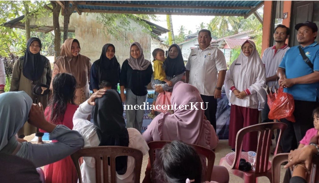 DKP Kayong Utara Salurkan Ikan Konsumsi untuk Keluarga Berisiko Stunting di Desa Harapan Mulia
