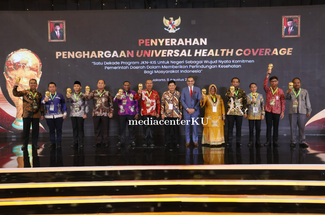 Pemkab Kayong Utara Raih Penghargaan UHC 2024 dari Menko PMK