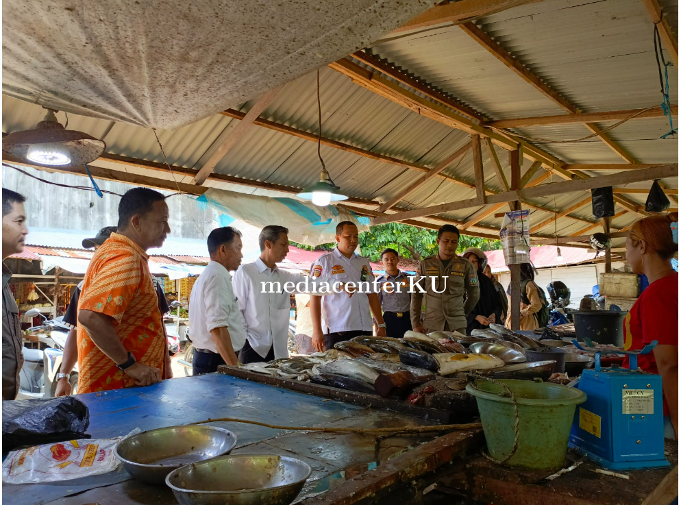 Jelang Idul Fitri, Pj Sekda Rene Rienaldy Sidak Bapok di  Pasar